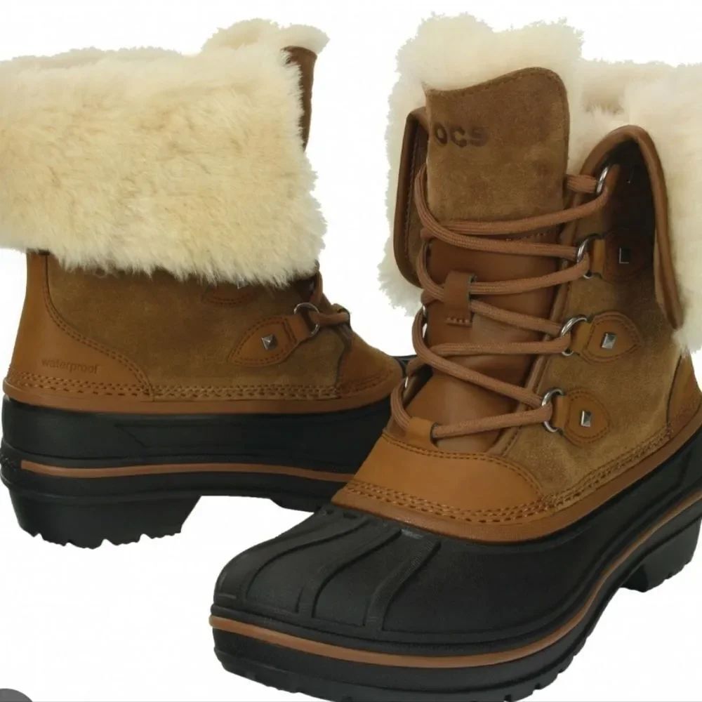 BRAND NEW  CROCS DUAL COMFORT KIDS SNOW BOOT